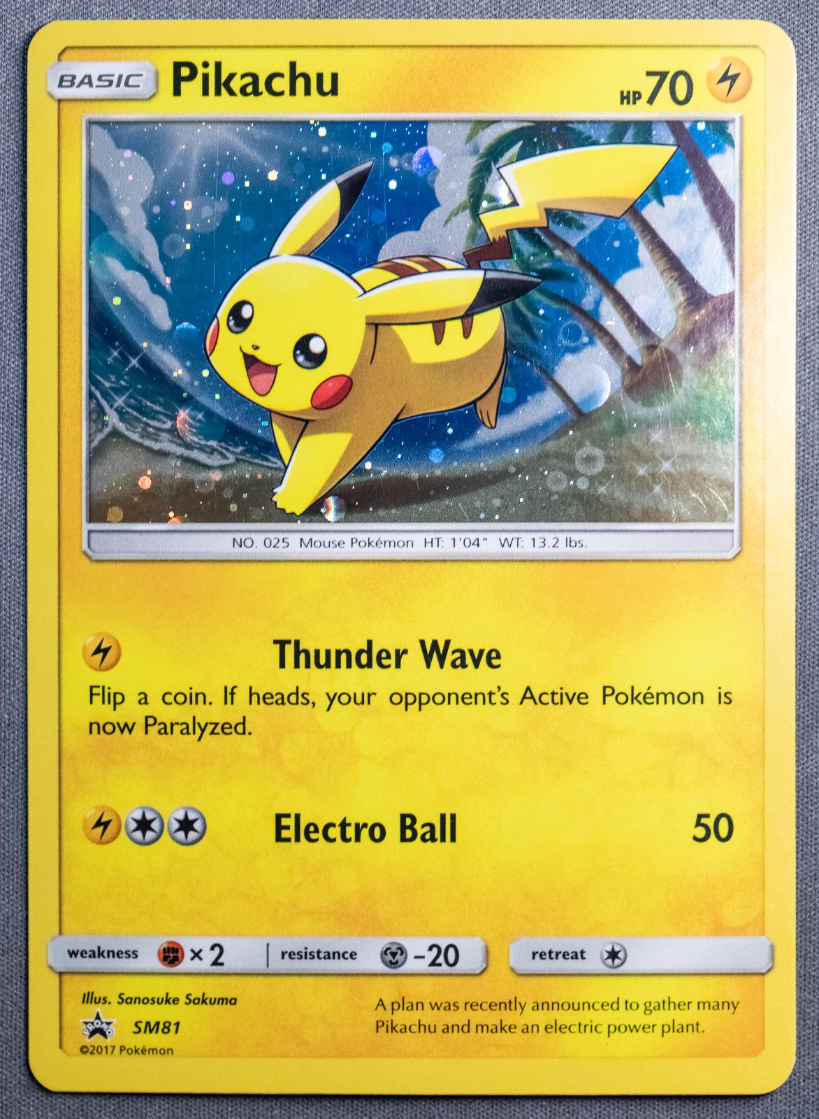 Near Mint – Pokémon TCG 2017 Pikachu SM81 Sun & Moon Promo Cosmos Holo